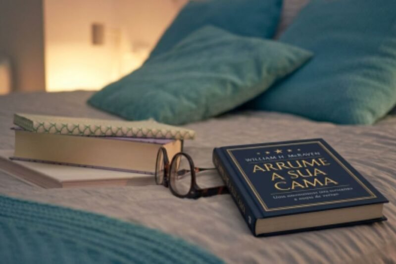 Capa do livro Arrume Sua Cama de William H. McRaven sobre uma cama organizada.