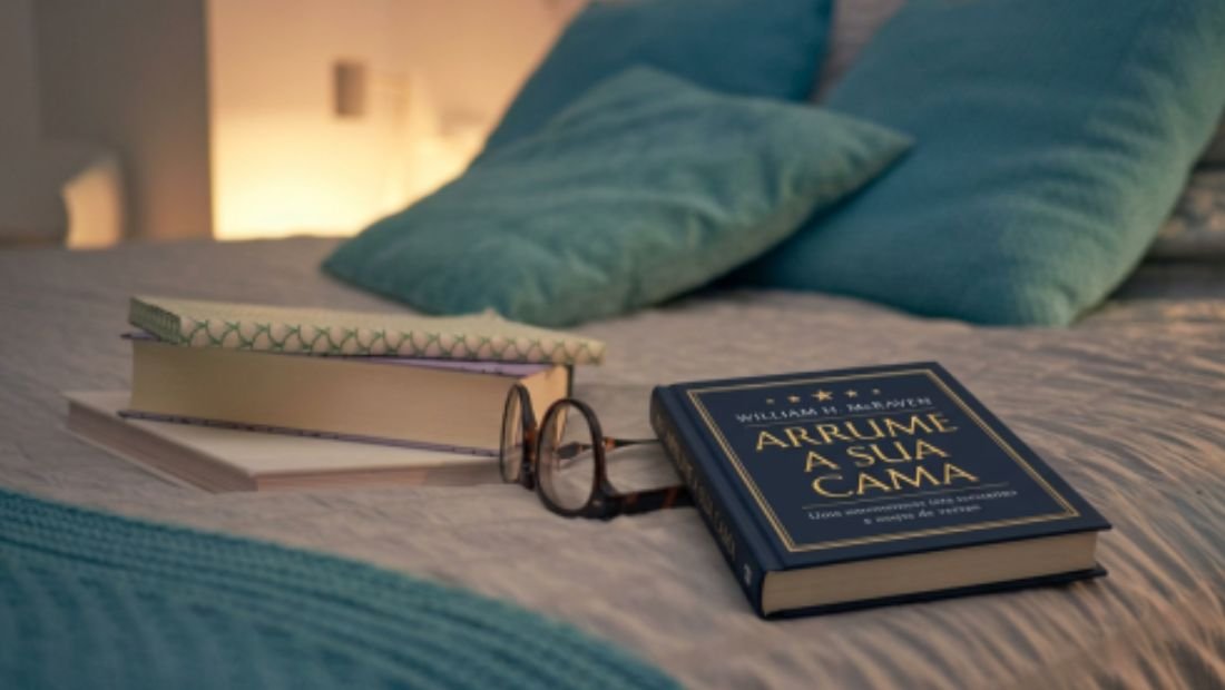 Capa do livro Arrume Sua Cama de William H. McRaven sobre uma cama organizada.