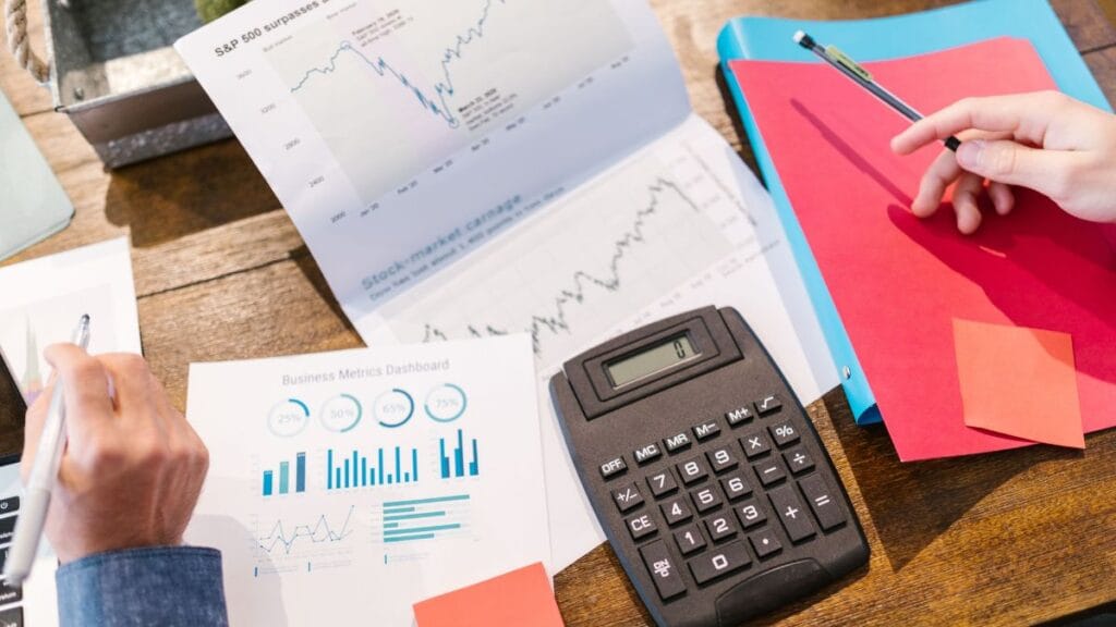 Investidor iniciante estudando como funcionam as ações